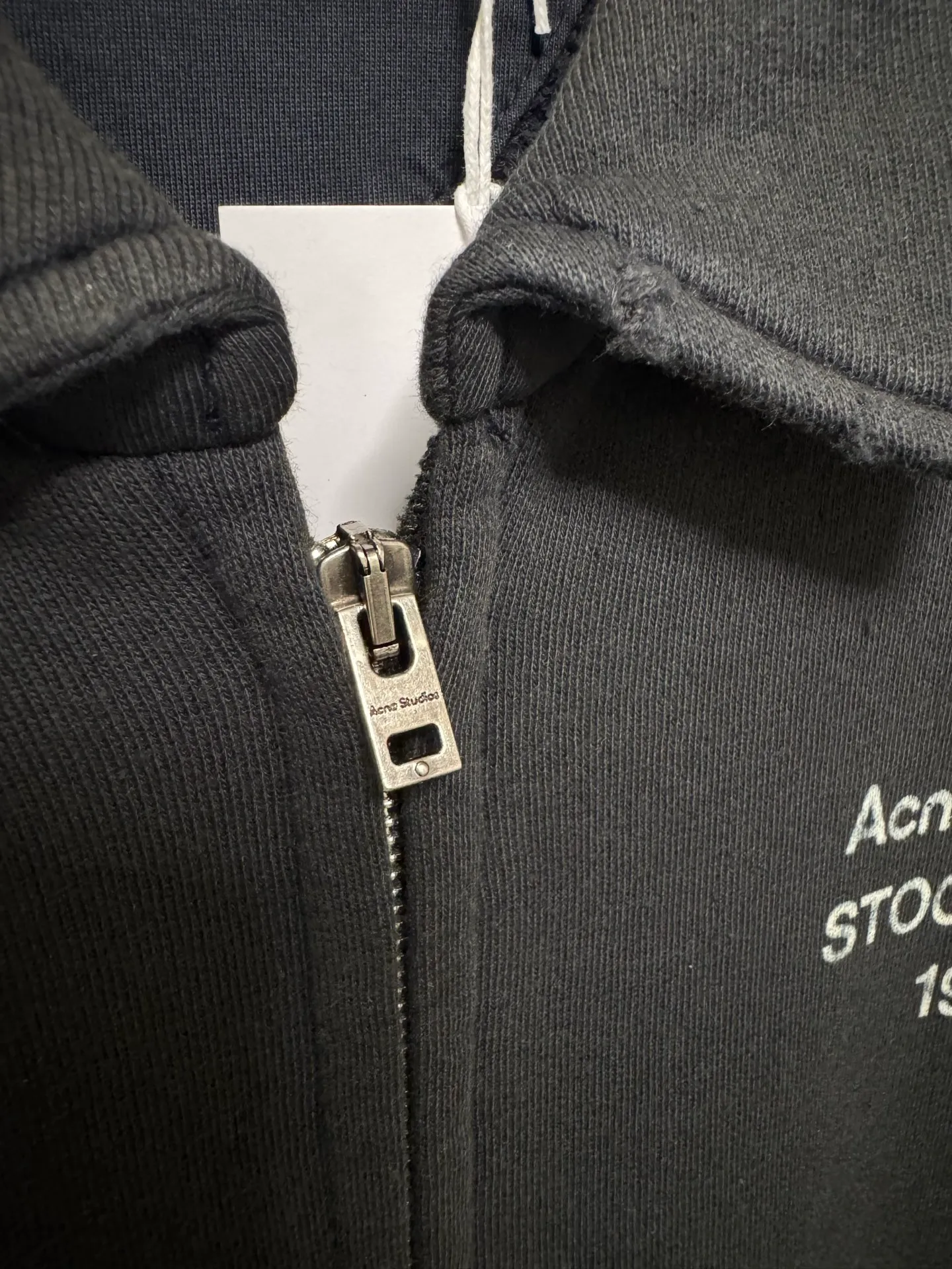 [Premium Replica] Acne 26FW Lapel Full-Zip Retro Washed Jacket (Black) Selected high-gram heavyweight ring-spun pure cotton large terry fabric, composed of 89 cotton and 11 linen. Consistent with the original version. After multiple enzyme stone grinding pre-washing and shaping, the cloth surface has a slightly distressed and brushed texture. It feels soft and waxy but not stiff, and it is not easy to pill or deform after long-term wear. Size：s/m/l/xl